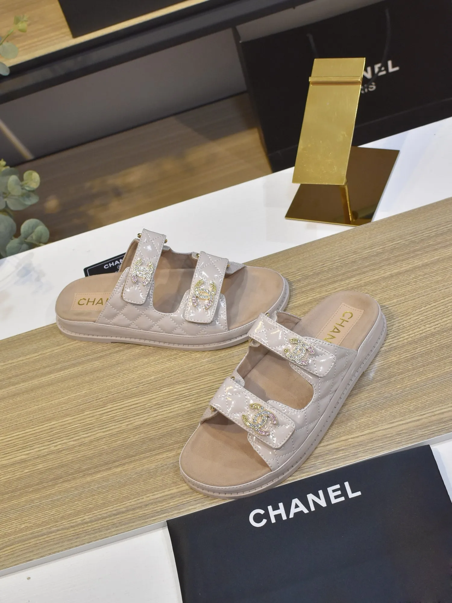 👟👟Ex-factory price 420👟👟 𝑐ℎ𝒶𝓃𝓮𝓁 2025 early spring double pearl latest season new Velcro slippers ————————————❤ European purchasing agent & fragrance grandma’s new fashion latest layout 🔛 Small fragrance sandals that exude lasting charm ~ The original development supports any comparison in the market 🆚The so-called smooth and natural lines To restore the original look, many celebrities have recommended it as one of the must-have items for spring. It is super comfortable on the feet! [Top version] ⚫ Size: 35-41 (41-42 customized, non-returnable)